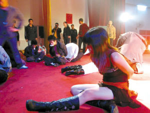 脱衣舞团强拉小孩入场 家长进场偷拍取证