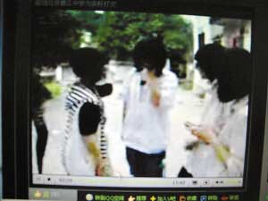 广东一<em>女生</em>遭同学围殴 <em>受辱视频</em>上网--教育--人