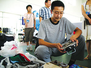 小发明家进南航:大学报到带箱铁疙瘩