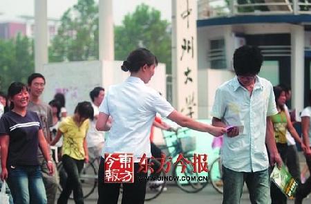 郑州市惠济区迎宾路办事处计生人员走进大学城,宣传防止艾滋病的知...图片 28140 450x295