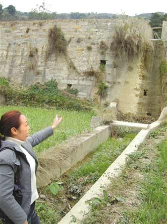 高三学生自杀身亡 父母状告学校