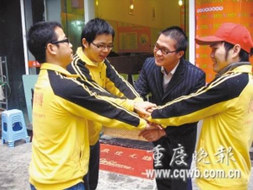 毕业生开餐馆请贫困生白吃:感恩比赚钱重要