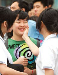 09年上海7.38万高考生赶考--人民网教育频道 中