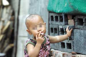 2岁半男童烟龄1年半 其母未考虑强制戒烟--人民