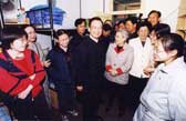 2005年温家宝总理看望学生