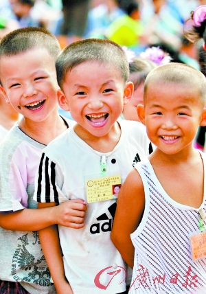 广东:幼儿园频涨价 家长们考虑休学转学--人民