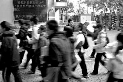 6000余上海考生参加复旦水平测试(图)--人民网