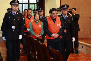 人民时评:从<em>文强</em>一审被判死刑谈打击黑社会--人