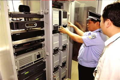 揭秘高考试卷保密室:360度探头无死角监控 (2