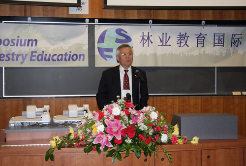 尹伟伦在温哥华林业教育国际论坛作发言--人民