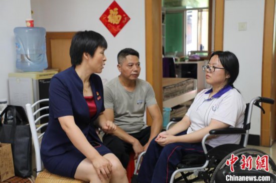 升学教育：湖南衡阳“截瘫女孩”谢可欣：轮椅不会束缚我的梦想