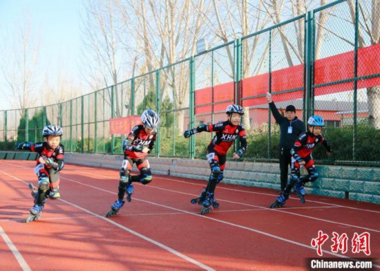 圖為邯鄲冀南新區冰雪運動會輪滑比賽現場。　賈昆 攝