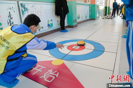 圖為邯鄲冀南新區冰雪運動會旱地冰壺比賽現場。　賈昆 攝