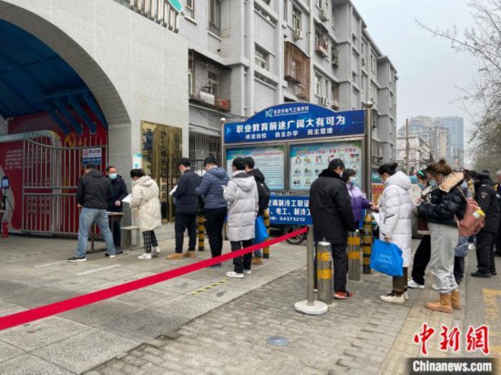 北京一考点外，考生正在排队进入考场。 任靖 摄
