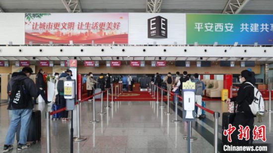 西安咸阳机场完成首架学生回家包机保障工作