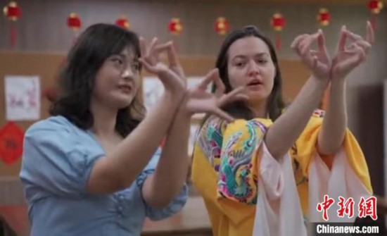 高校教師弘揚傳統文化十余年留學生：中文不利索也能唱戲曲