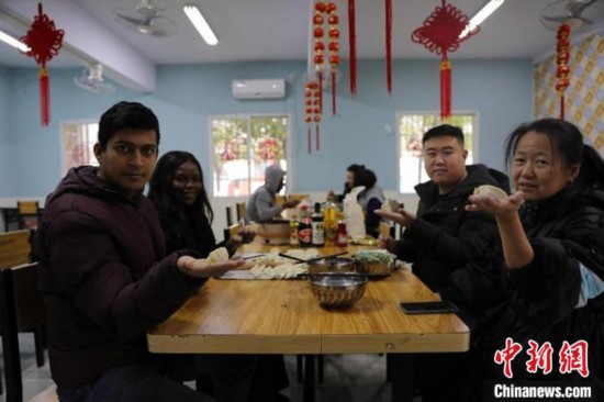 四川南充：外国留学生贴窗花、包饺子感受“中国年”味道