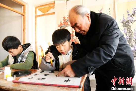 河北82岁老人的书法公益课：19年辅导680名农村学生