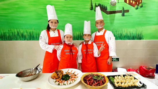 宣传周启动仪式分会场的亲子劳动技能大赛中，小学生和家长准备好了“参赛作品”。人民网 郑窈摄。
