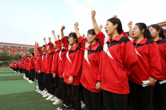 6月5日清晨，河南省焦作市溫縣實驗高中的高三學生在高考誓師大會上宣誓為自己加油。徐宏星攝