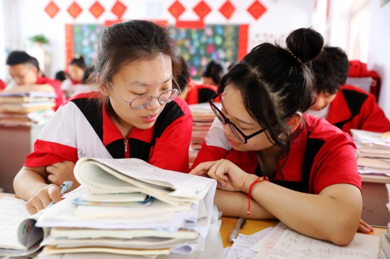6月5日，河南省焦作市溫縣實驗高中高三學生在教室內討論習題。徐宏星攝