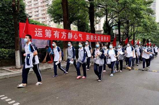 泉州晉江第一中學考點，學生們有序進場。呂俊英攝