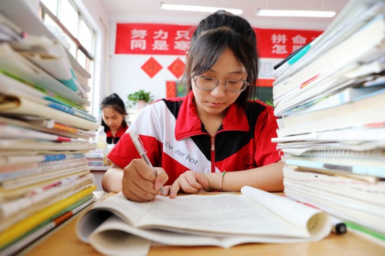 6月5日，河南省焦作市溫縣實驗高中一名高三學生在教室內復習備考。徐宏星攝