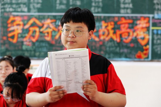 6月5日，河南省焦作市溫縣實驗高中一名高三學生在教室內復習備考。徐宏星攝