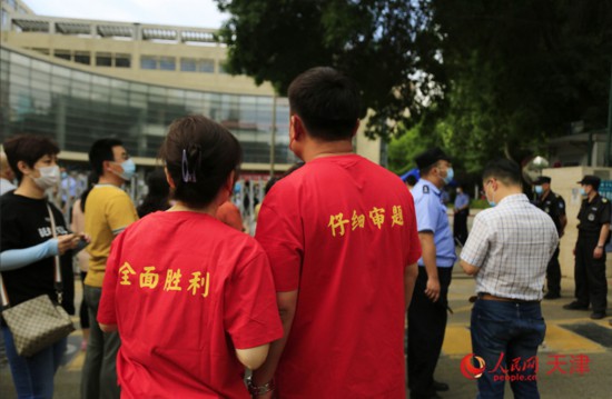天津一中考點外，身著印有祝福字樣T恤的家長。崔新耀攝