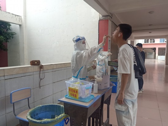 高考前夕，漢源縣考生進行核酸檢測。雅安市衛健委供圖