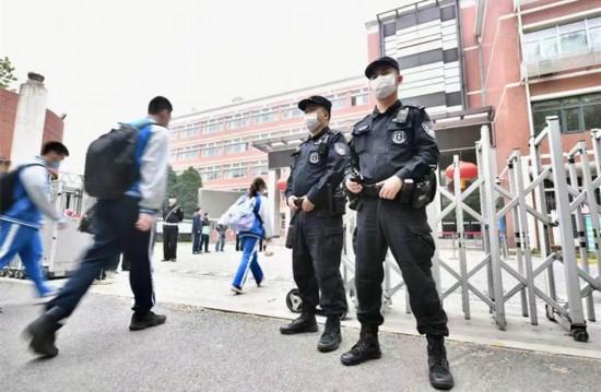 天津公安特警在考点外执勤，为考生保驾护航。天津市公安局特警总队供图