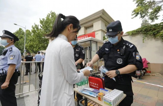 天津公安特警在考點外圍設立便民服務台，為考生提供幫助。天津市公安局特警總隊供圖