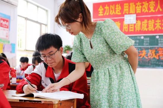 6月5日，河南省焦作市溫縣實驗高中的老師為高三學生輔導功課。徐宏星攝
