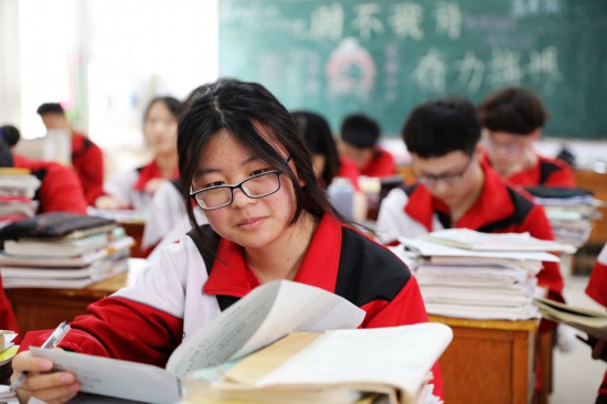 6月5日，河南省焦作市溫縣實驗高中高三學生在教室內復習備考。徐宏星攝