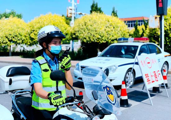 高考期間，滄州市公安交警支隊派出巡邏警力（摩托車粘貼“愛心護考”牌），負責考點周邊的交通疏導和秩序管理。 孔大龍攝