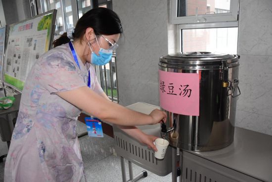 6月7日，在邯鄲市邯山區第一中學考點，工作人員在為考生提供綠豆湯。張海嘯攝