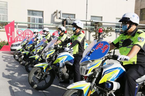 高考期間，滄州市公安交警支隊派出巡邏警力（摩托車粘貼“愛心護考”牌），負責考點周邊的交通疏導和秩序管理。 孔大龍攝