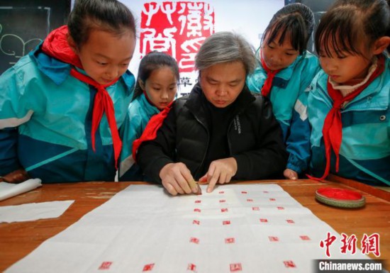 2022年12月8日，安徽省黄山市屯溪龙山实验小学的学生制作的徽州纂刻印章。　　　施亚磊 摄