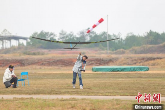 圖為遙控電動熱氣流留空時間滑翔機(F5J)比賽現場，一位選手手拋飛機起飛。　劉力鑫 攝