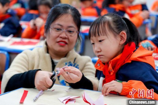 12月8日，安徽省黄山市屯溪龙山实验小学的学生正在学习非遗徽州剪纸。　施亚磊 摄