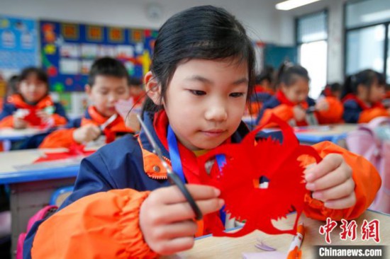12月8日，安徽省黄山市屯溪龙山实验小学的学生正在学习非遗徽州剪纸。　施亚磊 摄