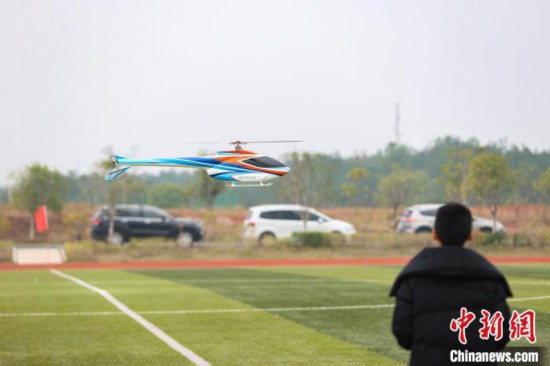 圖為國際級遙控直升機(F3C)比賽現場，一位選手操縱直升機起飛。　劉力鑫 攝