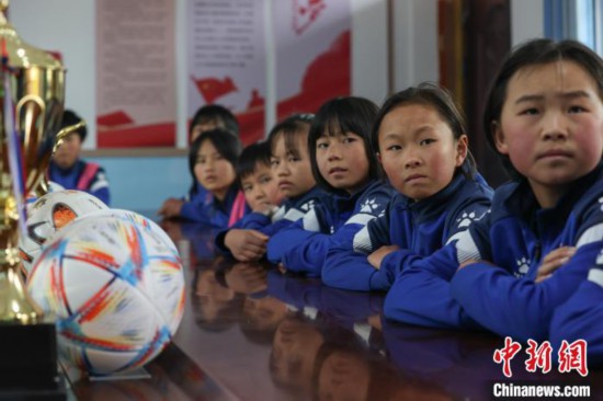 圖為12月9日，“元寶女子足球隊”隊員們在觀看戰術視頻。　瞿宏倫 攝