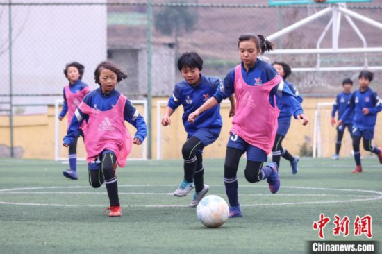 图为12月9日，“元宝女子足球队”队员们在进行分组对抗赛。 瞿宏伦 摄