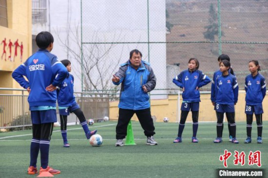 圖為12月9日，“元寶女子足球隊”教練徐召偉在給隊員們講解足球基本戰術。　瞿宏倫 攝
