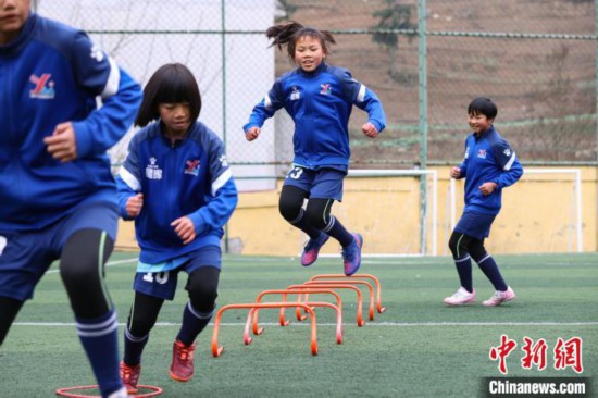 貴州畢節：鄉村小學裡的女子足球隊