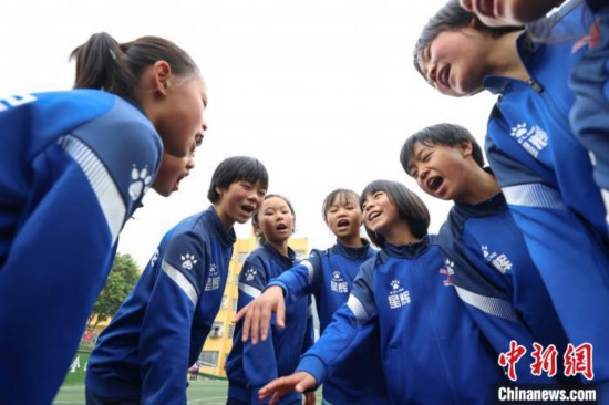 圖為12月9日，“元寶女子足球隊”隊員們進行分組對抗賽前加油打氣。　瞿宏倫 攝