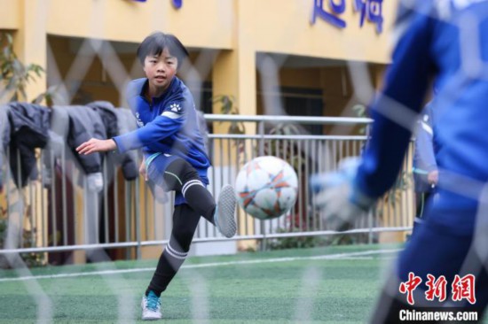 圖為12月8日，“元寶女子足球隊”隊員在訓練中。　瞿宏倫 攝