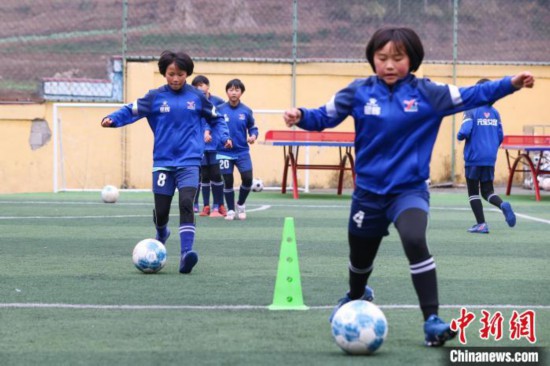 圖為12月9日，“元寶女子足球隊”隊員在訓練中。　瞿宏倫 攝