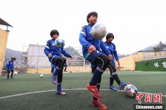 圖為12月9日，“元寶女子足球隊”隊員在練習顛球。　瞿宏倫 攝